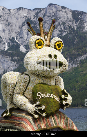 Froschkönig Figur aus Narzissen, Bootskorso am See Altausseer See, Daffodil Festival, Altaussee in der Nähe von Bad Aussee Stockfoto