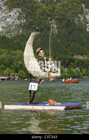 Mann im Mond, Figur aus Narzissen, Bootskorso am Altausseer See sehen, Daffodil Festival, in der Nähe von Bad Aussee Altaussee Stockfoto