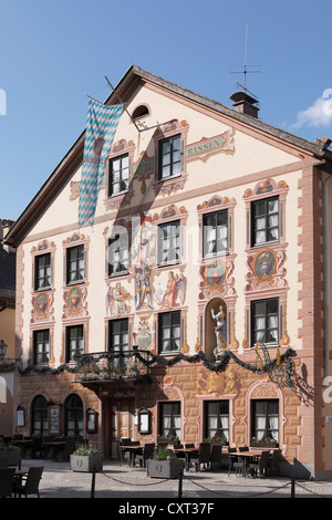 Wandmalerei an der Fassade des Gasthof Zum Rassen Restaurant, Bezirk von Garmisch, Garmisch-Partenkirchen Stockfoto