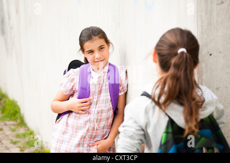 Zwei Mädchen auf dem Weg zur Schule miteinander zu reden Stockfoto