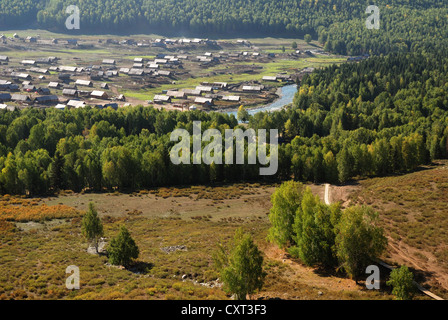 Xinjiang, China, Herbst Gräser und Stadt Stockfoto