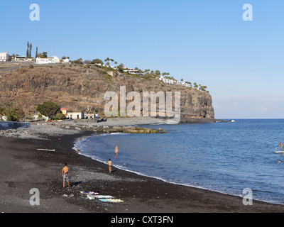 Strand mit Hotel Jardin Tecina auf den Klippen, Playa de Santiago, La Gomera, Kanarische Inseln, Spanien, Europa, PublicGround Stockfoto