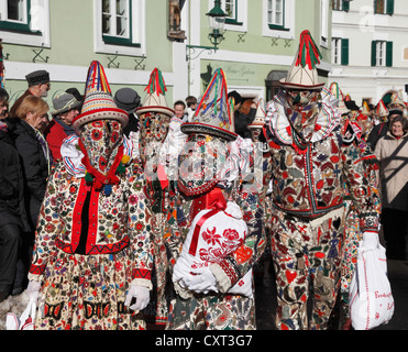 Menschen tragen Flinserlkleider Kostüme, Frühling Figuren der Ausseer Fasching, Karneval in Bad Aussee, Ausseerland, Salzkammergut Stockfoto