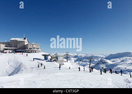 Skigebiet am Krippenstein Mountain mit der Bergstation von der Krippenstein-Seilbahn, Dachsteingebirge, Salzkammergut, Stockfoto