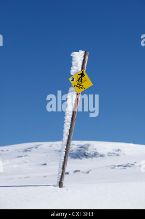 Wegweiser für Schneeschuhwanderer, die Five Fingers am Krippenstein Mountain, Dachsteingebirge, Salzkammergut, Österreich, Europa Stockfoto