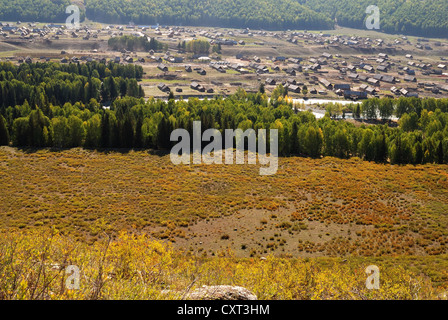 Xinjiang, China, Herbst Gräser und Stadt Stockfoto