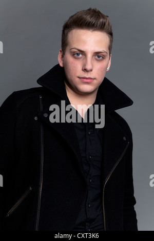 Junger Mann in einer schwarzen Jacke, Porträt Stockfoto