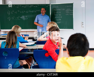 Schüler während des Unterrichts zu seinen Mitschülern umdrehen Stockfoto