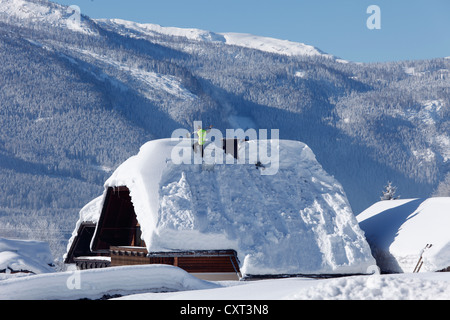 Mann, die Schneeräumung von einem Dach, Knoppen, Ausseerland, Salzkammergut, Steiermark, Österreich, Europa, PublicGround Stockfoto