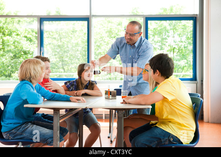 Lehrer zeigt ein Experiment in einem Chemie-Klasse Stockfoto