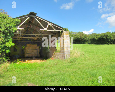 Oktober 2012 - Offene halbgebaute Scheune für gebraucht Lagerung Stockfoto