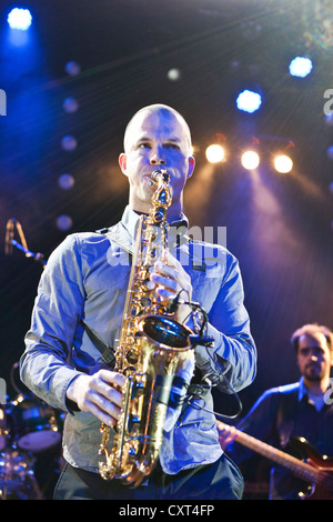 Dave Feusi, Saxophonist der schweizerisch-amerikanischen Band Funky Brotherhood feat. Noel McCalla, live auf dem Winterfestival in Wolhusen Stockfoto