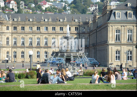 Leute sitzen auf dem Schlossplatz quadratisch, Brunnen, Stuttgart, Baden-Württemberg, Deutschland, Europa Stockfoto