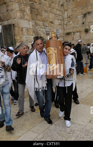 Orthodoxe Juden tragen eine Tora Blättern, Jerusalem, Israel, Nahost Stockfoto