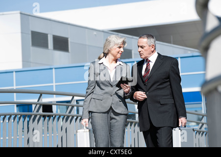 Halten einen Tablet-PC und ein Gespräch mit einem Geschäftsmann Geschäftsfrau Stockfoto