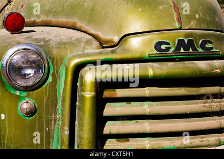 Nahaufnahme von vorne Oldtimer GMC Bauernhof LKW. Stockfoto