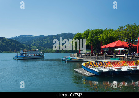 Ausflugsschiff, Biergarten und Ruderboote am Schliersee See, Schliersee, Upper Bavaria, Bayern, Deutschland, Europa Stockfoto