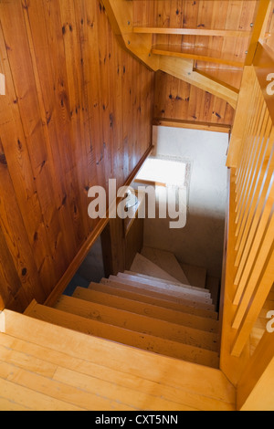 Treppe in den Keller in einem rekonstruierten Landhausstil-Wohn Blockhaus, 1982, Quebec, Kanada. Dieses Bild ist Stockfoto