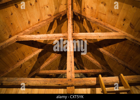 Freiliegenden Holzbalken, Sparren und Dachschalung, Rahmen, auf dem Dachboden einer alten Canadiana Landhausstil-Wohn Feldsteinen Stockfoto