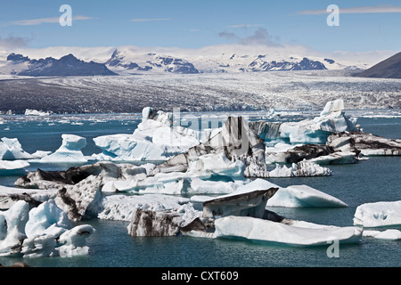 Kleine Eisberge mit Spuren von vulkanischer Asche in den Joekulsarlon Gletscherlagune Vatnajoekull Gletscher, Island, Europa Stockfoto