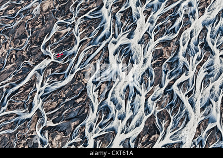 Luftaufnahme, eine rote einmotorigen leichten Flugzeug fliegen über den Fluss Strukturen der das Schmelzwasser Verzweigung in alle Stockfoto
