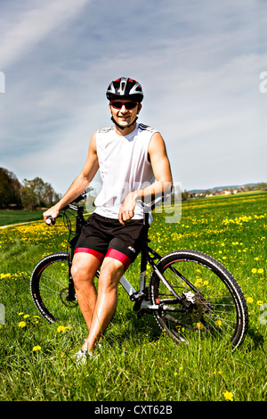 Junger Mann eine Pause beim Radfahren Stockfoto