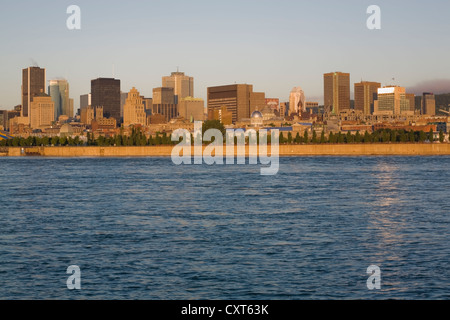 Skyline von Montreal und Sankt-Lorenz-Strom bei Sonnenaufgang, Quebec, Kanada Stockfoto