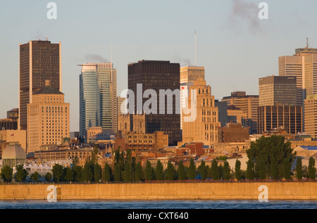 Skyline von Montreal und Sankt-Lorenz-Strom bei Sonnenaufgang, Quebec, Kanada Stockfoto