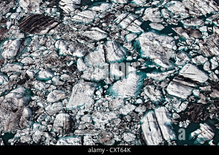 Luftbild, Eisberge und Eisschollen mit Linien und Strukturen, die durch vulkanische Asche und Lava häufen sich in den Joekulsarlon gebildet Stockfoto