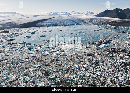 Luftbild, Eisberge und Eisschollen häufen sich in der Joekulsarlon Gletscherlagune auf ihrem Weg zum Meer, Südseite des die Stockfoto