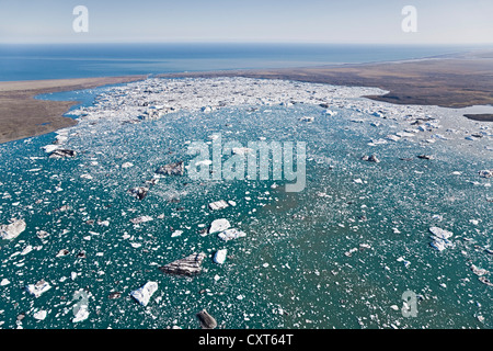 Luftbild, Eisberge und Eisschollen häufen sich in der Joekulsarlon Gletscherlagune auf ihrem Weg zum Meer, Südseite des die Stockfoto