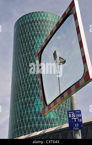 Spiegel, Westhafen Tower, Bürogebäude am Westhafenplatz Square, Frankfurt bin Main, Hessen, Deutschland, Europa, PublicGround Stockfoto