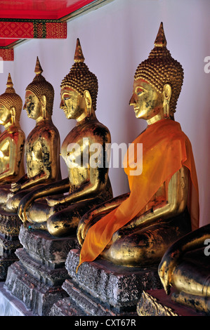 Vergoldete Buddhastatuen, Bhumispara-Mudra, Buddha Gautama zum Zeitpunkt der Aufklärung, Wat Pho, Bangkok, Thailand, Asien Stockfoto