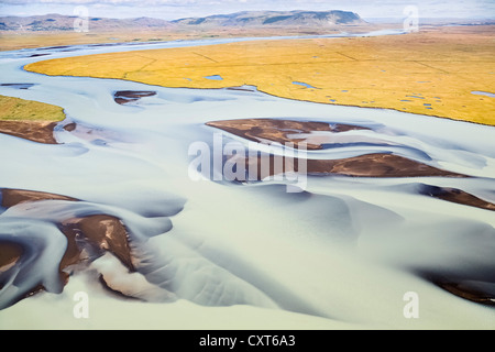 Luftaufnahme von milchige Gletscherwasser Fluss Strukturen und Mustern auf die Holsa River in der Nähe von Selfoss, kurz vor der Mündung Stockfoto