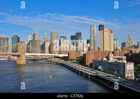 Skyline von Lower Manhattan und Brooklyn Bridge, Blick von Manhattan Bridge, Manhattan, New York City, USA, Nordamerika Stockfoto