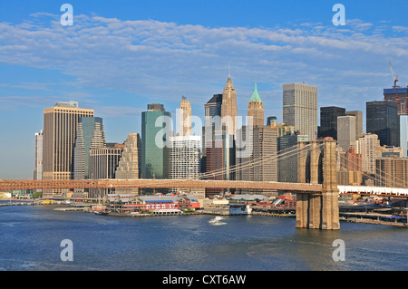 Skyline von Lower Manhattan und Brooklyn Bridge, Blick von Manhattan Bridge, Manhattan, New York City, USA, Nordamerika Stockfoto