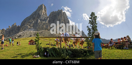 Volkstänzer in Lederhosen bei Mt Peitlerkofel, Sasso Delle Erbe, Mt Aferer Geisler, Villnösser, Funes, Dolomiten, Italien, Europa Stockfoto