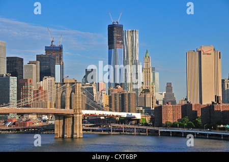 Skyline von Lower Manhattan und Brooklyn Bridge, Blick von Manhattan Bridge, Manhattan, New York City, USA, Nordamerika Stockfoto