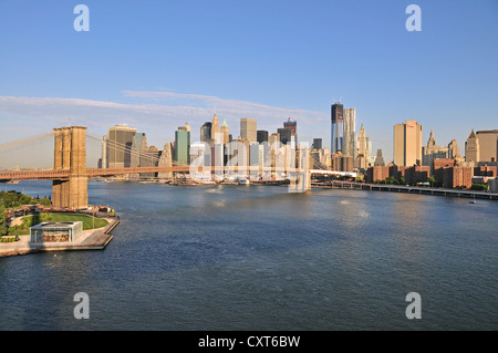 Skyline von Lower Manhattan und Brooklyn Bridge, Empire-Fulton Ferry State Park, links, Ansicht von der Manhattan Bridge und Manhattan Stockfoto