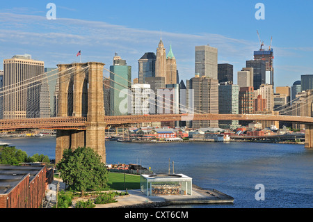 Skyline von Lower Manhattan und Brooklyn Bridge, Empire-Fulton Ferry State Park unten, Blick von der Manhattan Bridge und Manhattan Stockfoto