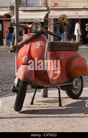 Geparkten roten Roller auf einem Bürgersteig in Lissabon, Portugal, Europa Stockfoto