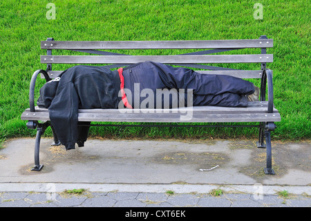 Obdachlose Frau schlafend auf einer Parkbank, Manhattan, New York City, USA, Nordamerika, Amerika, PublicGround Stockfoto