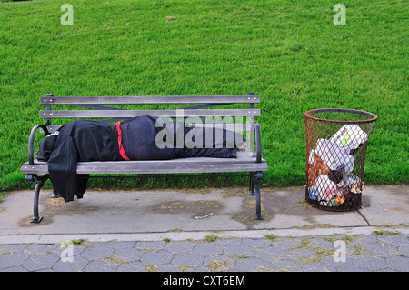 Obdachlose Frau schlafend auf einer Parkbank, Manhattan, New York City, USA, Nordamerika, Amerika, PublicGround Stockfoto