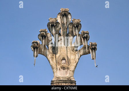 Monumentale Darstellung des Buddha unter dem geschützten eine siebenköpfige Naga Schlange meditiert, Wat Khaek oder Sala Kaew Ku Stockfoto