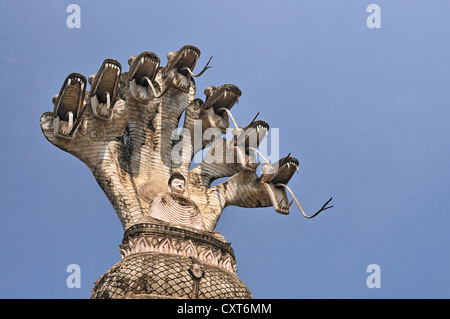 Monumentale Darstellung des Buddha unter dem geschützten eine siebenköpfige Naga Schlange meditiert, Wat Khaek oder Sala Kaew Ku Stockfoto