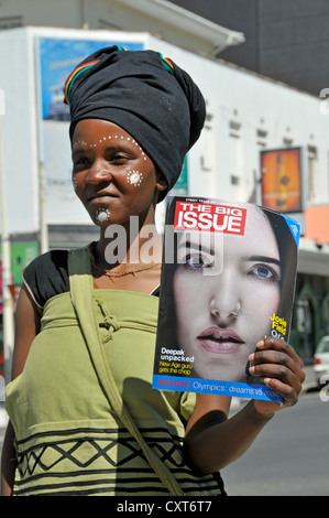 Verkäufer des Big Issue, Magazin unterstützt Obdachlose, Straßenverkauf, Cape Town, South Africa, Afrika, PublicGround Stockfoto