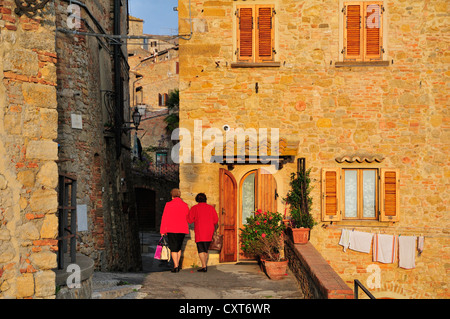 Alte Damen in der Altstadt, Volterra, Toskana, Italien, Europa Stockfoto