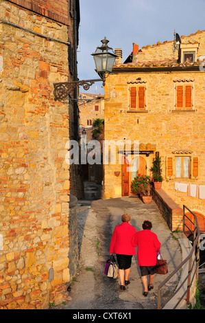 Alte Damen in der Altstadt, Volterra, Toskana, Italien, Europa Stockfoto