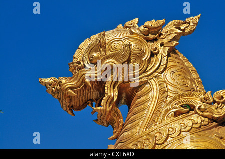 Vergoldete Löwen, Singha, Wächter am Eingang des Wat Pho Chai, Nong Khai, Thailand, Asien, PublicGround Abbildung Stockfoto