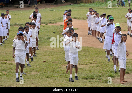 Karatetraining, jungen tragen weiße Schule Uniformen, Galle, Sri Lanka, Ceylon, Asien, PublicGround Stockfoto